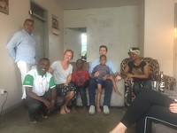 Groepsfoto met het gezin van Inyas