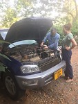 Accu aansluiten van Rians auto