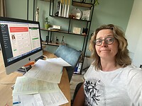 stapels papieren en digitale formulieren doorspitten voor de registratie