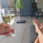 Alja met de beentjes omhoog