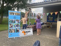 Oud-sengerema gangers Anja en Henrieke hangen samen met Erik de slingers op