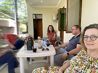 Aan de eerste koffie op de veranda