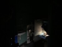 Licht viel uit terwijl Alja sets stond op te zoeken