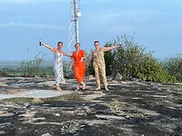 De drie dames bovenop de berg