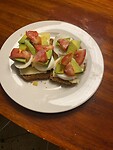 Ontbijt: brood met kaas, ei, tomaat & avocado