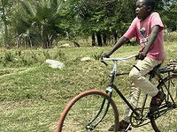 Jongen op de fiets schrikt ergens van