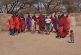 17:10 04 Samen meespringen met de Massai