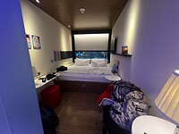 Kingsize bed over hele breedte van de kamer