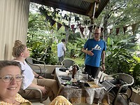Op de veranda aan de koffie met Lisa en Olivier