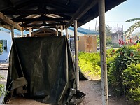 Het mortuarium is bijna klaar. De koelcel staat onder de doek