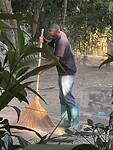 De tuinman van de buren aan het werk