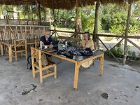 Lekker onder de overkapping in de wind