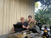 Ed & Ollie kijken foto’s van vogels