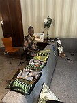Anastasia is druk met de tasjes
