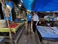 Samen rondje over de markt naast het ziekenhuis