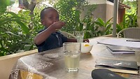 Festor eet mijn schaaltje vruchten lekker leeg