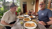 Ed heeft omelet laten maken. Met van alles er in.