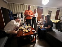 De eerste gasten voor de afscheidsborrel voor Lisa arrivereb