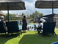 Waterpret. De dame in jurk is de nanny