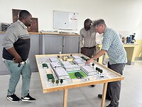 Dickson bewondert de maquette