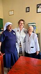 3 blije dames met een nieuwe verpleegkundige in opleiding