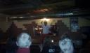 Jen voert de boventoon en swingt op het nummer