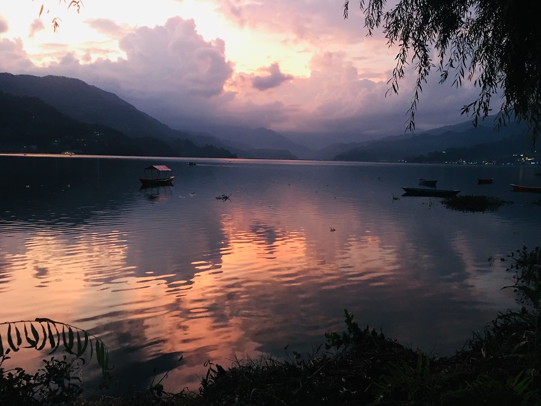 ‘Avond rood, kikker in de sloot’ en zo was het. Flink regen op zaterdag. Foto Lenneke’s reisblog