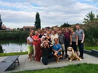 De hele familie met aanhang. Allen neef Frenk met zijn vriendin Susan, Jack en Sander ontbreken