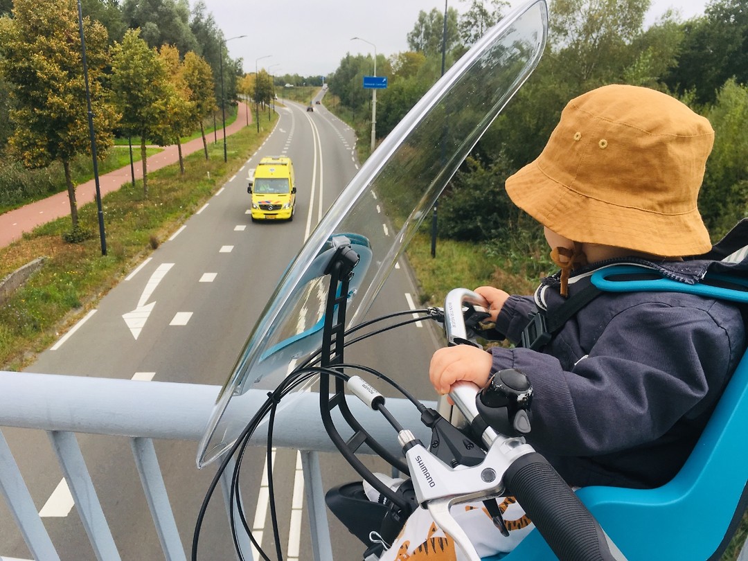 Bij oma op de fiets!! Wat een feest!!