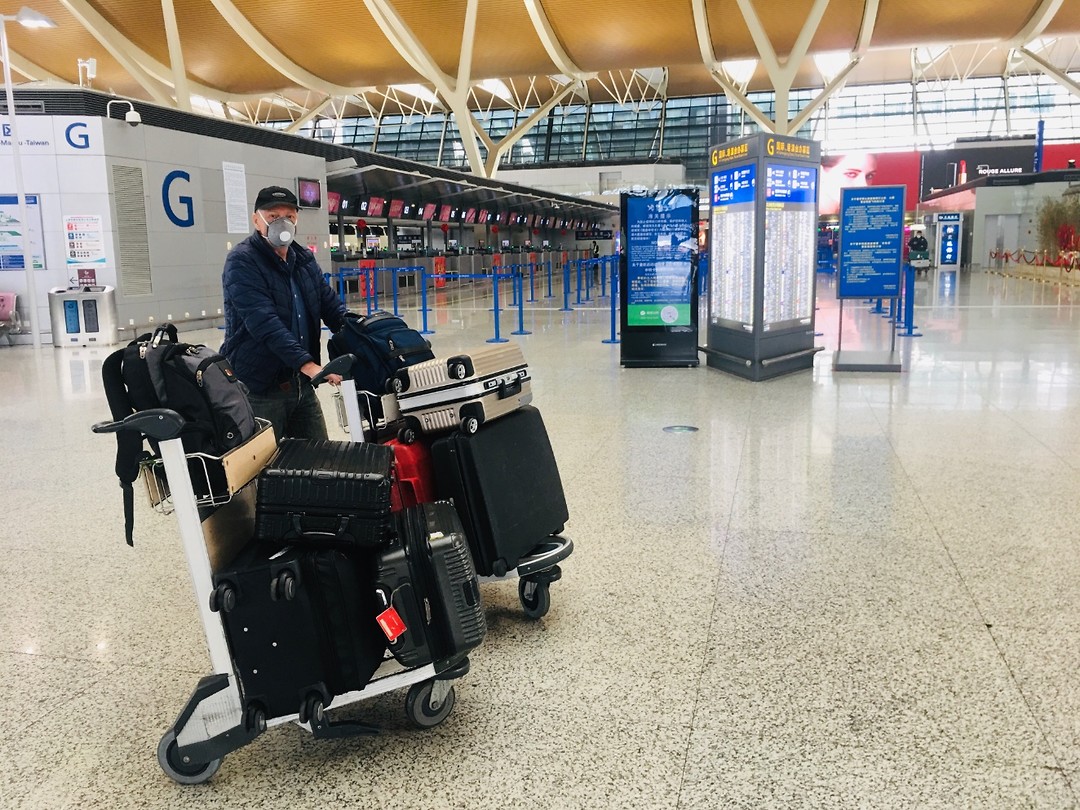 Een lege hal op het vliegveld