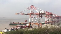 Een zeer indrukwekkend uitzicht over de Deep Water Port.