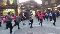 Elke avond dansen in The Old Town van Shangri-La