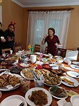 Een tafel vol met heerlijke hapjes tijdens het kerstfeestje bij het koor.