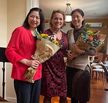 Als dank bloemen voor dirigent Theresa en pianiste Yoshiko