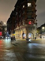 Wie zijn die 2 schimmen op de fiets op deze zeer markante plek in de French Concession??