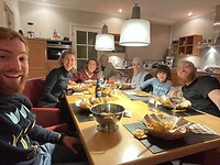 De Indische rijsttafel samen met mijn dierbaren maakt mijn verjaardag en terugkomst compleet.