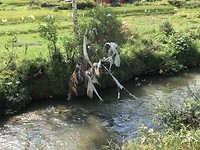 water naast  de weg  naar Panauti