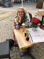 Aan het bier en de cola op een terras op de Parade