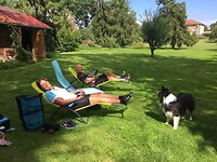 In de tuin van de Chambres d’hotes, onder toezicht van de hond