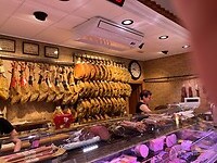 Hammen bij de delicatessenwinkel