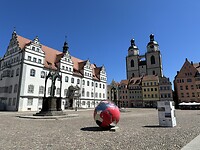 Markt in Wittenberg. De bal is van 500 jaar Reformatie