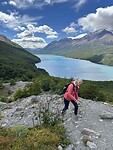 Miriam wandelend met Lago del Desierto op de achtergrond