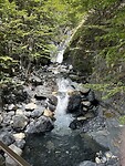 Waterval langs het pad
