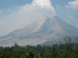 De Sinabung vulkaan, er komt een kleine aswolk de berg af rollen