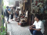 De antiekmarkt in JJalan Surabaya