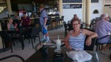 Even wat drinken in een restaurant aan het strand van Sengigi