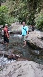Door een kleine riviertje naar de tweede waterval