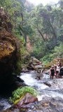 Door nog een riviertje om bij de tweede waterval te komen