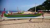 vissersboten op het strand van Sanur