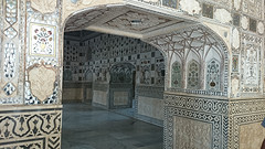 hall of mirrors in amber fort